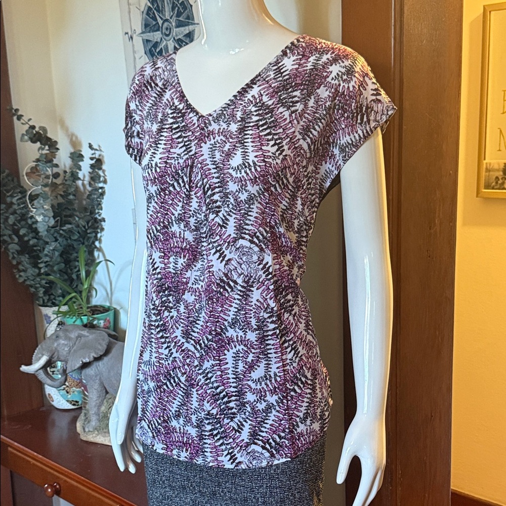 NWT northern reflections size small Elegant Purple Patterned Short Sleeve Top
